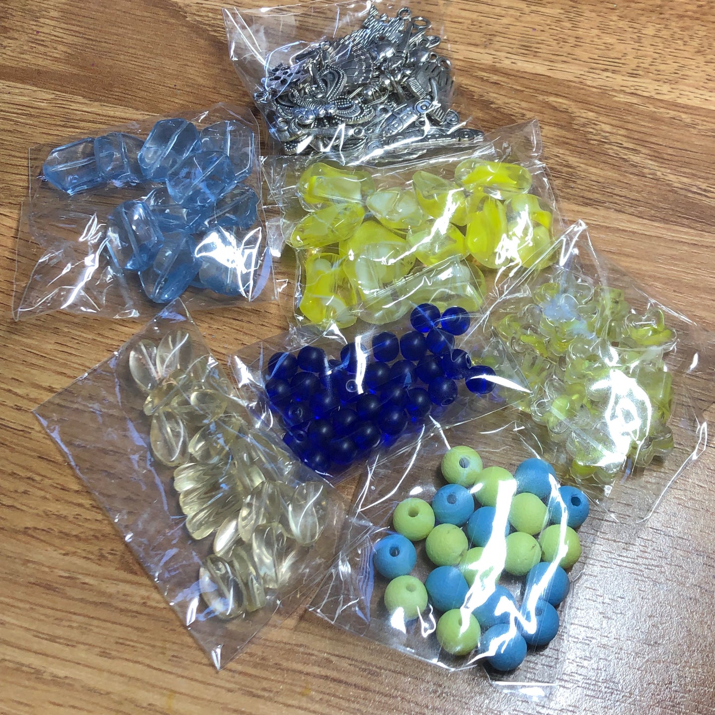 Blue and yellow bead and charm bundle pack 01