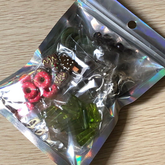 Bead and charm jewellery making bundle 04 with ice lolly charms