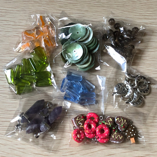 Bead and charm jewellery making bundle 04 with ice lolly charms