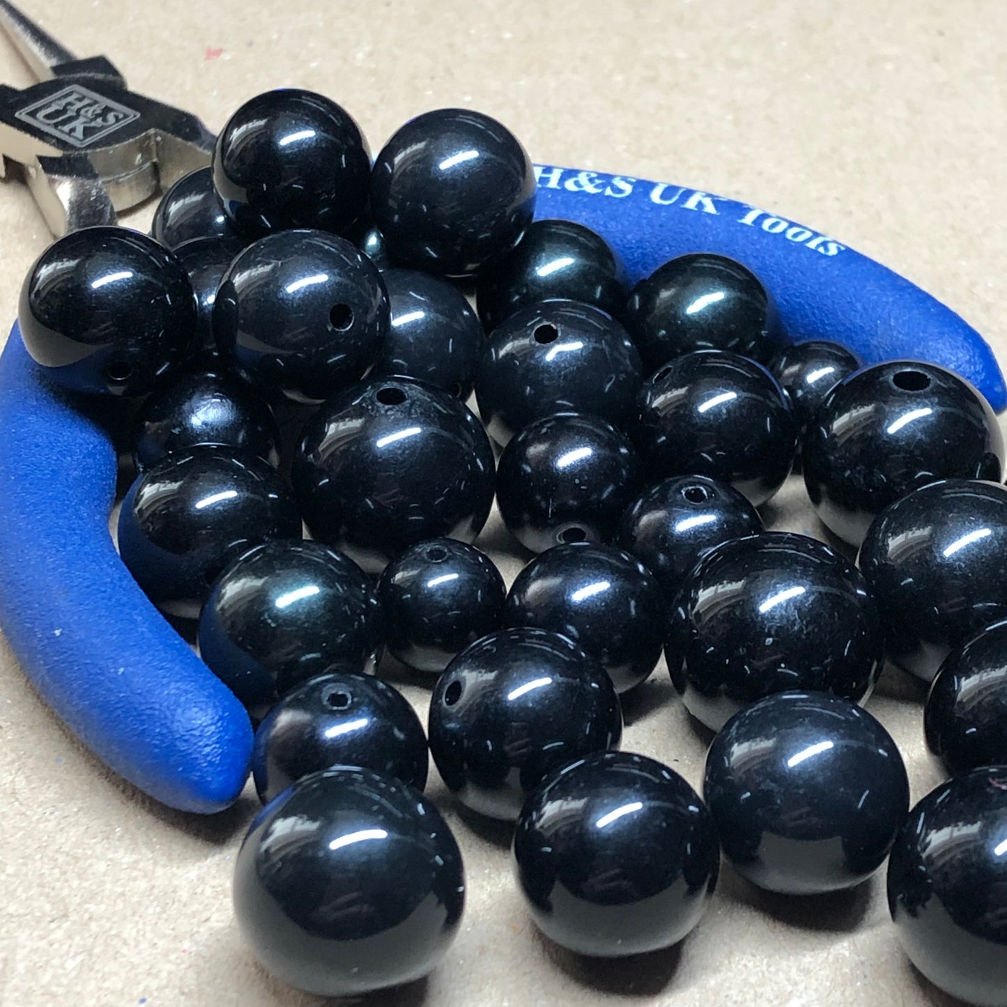 Black acrylic beads