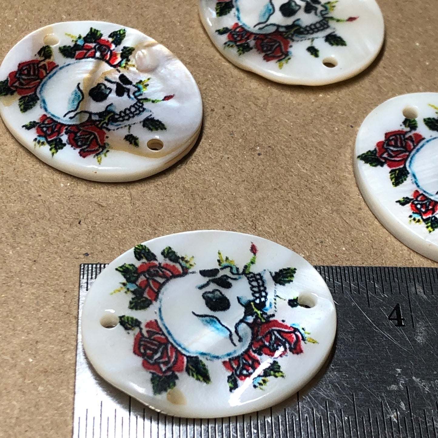 White skull printed shell bead pendants