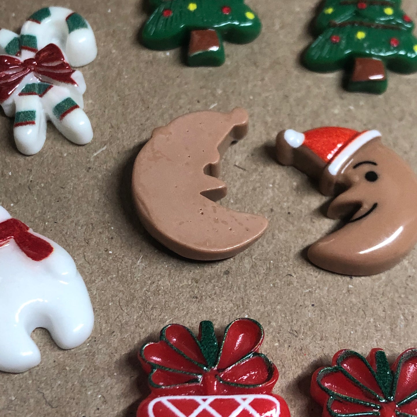 10 x resin Christmas craft charms