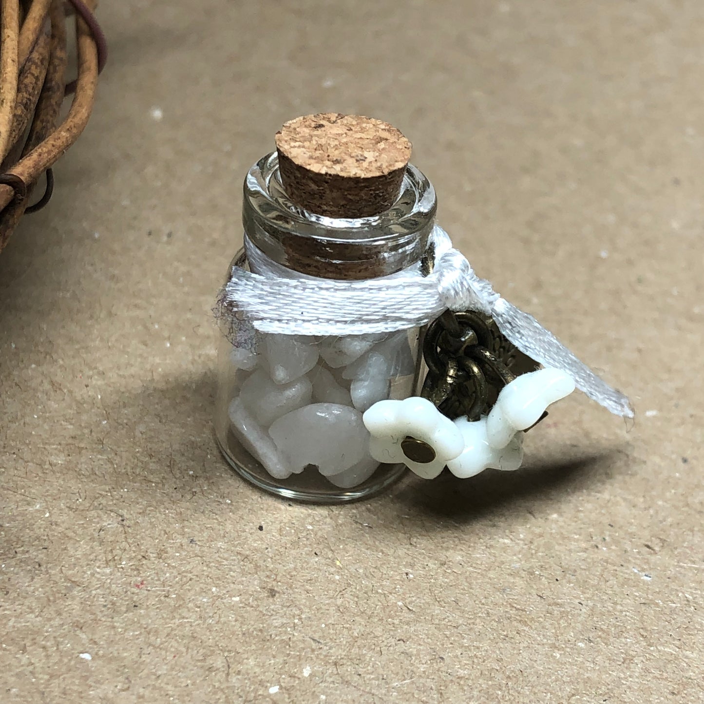 Ydrassil Snow Quartz flower decorative bottle