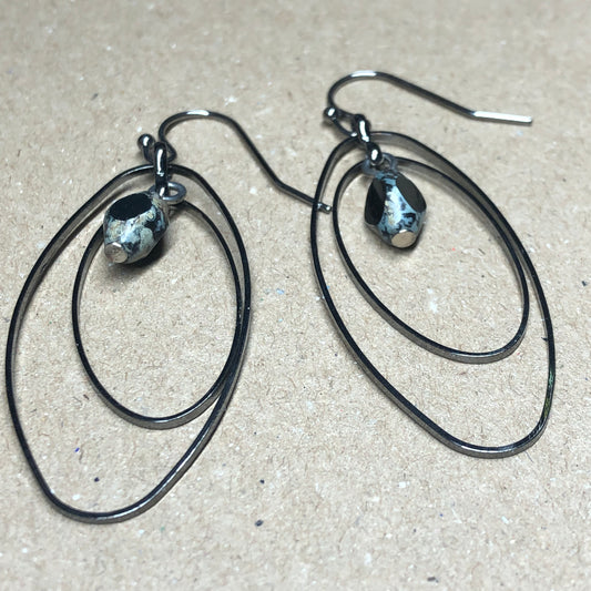 Onyx oval hoop earrings